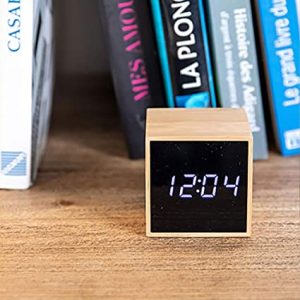 Digitális óra és ébresztőóra bambusz kerettel - 6x6x6 cm (BBV) - Image 3