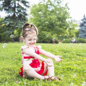 Buborékfújó pisztoly átlátszó műanyagból LED világítással - gyerekeknek, fotózáshoz, esküvőre (BBJ) - Image 3